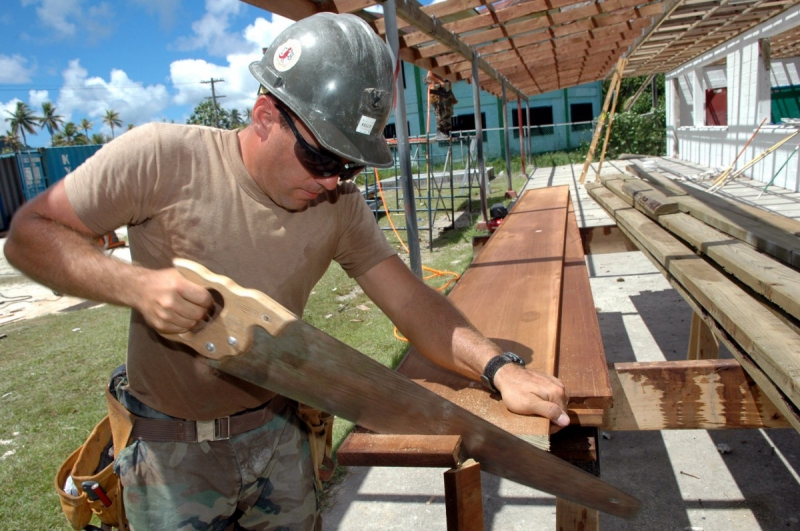 charpentier-ROUGIERS-min_worker_construction_building_carpenter_male_job_build_helmet-893290